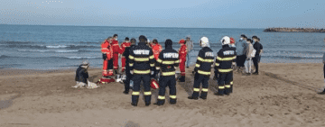 Descoperire macabră pe o plaja din Constanța. A fost găsit un cadavru în putrefacţie  