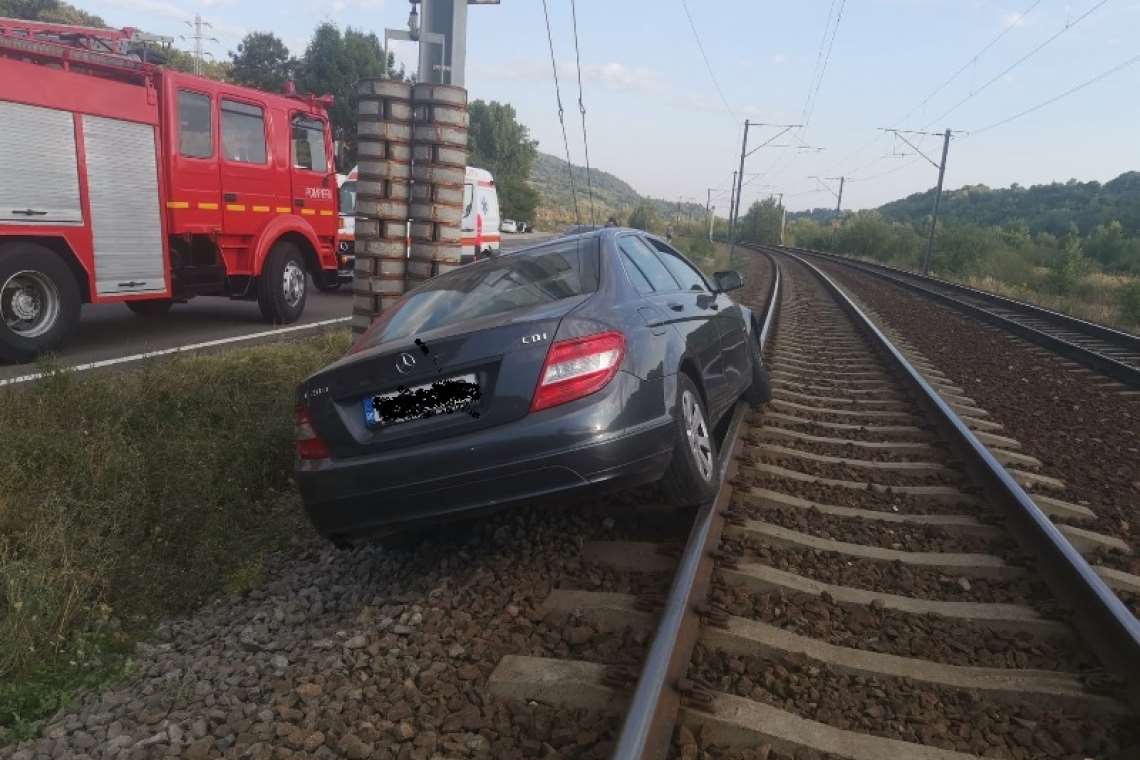 FOTO| O mașină a rămas blocată pe șine în zona Haltei Nistorești. Traficul feroviar a fost blocat pe ruta București-Brașov