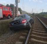 FOTO| O mașină a rămas blocată pe șine în zona Haltei Nistorești. Traficul feroviar a fost blocat pe ruta București-Brașov