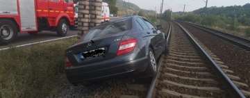 FOTO| O mașină a rămas blocată pe șine în zona Haltei Nistorești. Traficul feroviar a fost blocat pe ruta București-Brașov