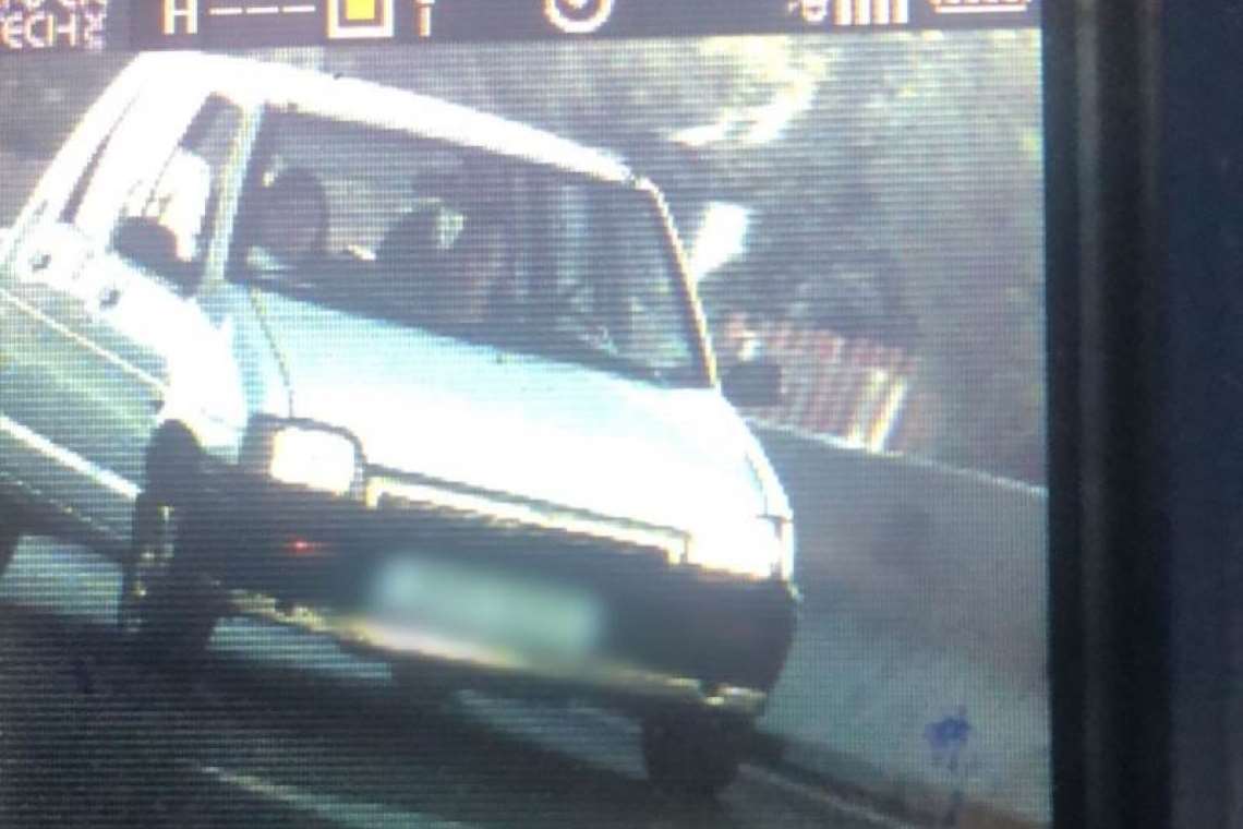 Șoferul unui Tico, prins în timp ce gonea cu peste 100 km/h într-o localitate din Prahova. Nu avea permis de conducere