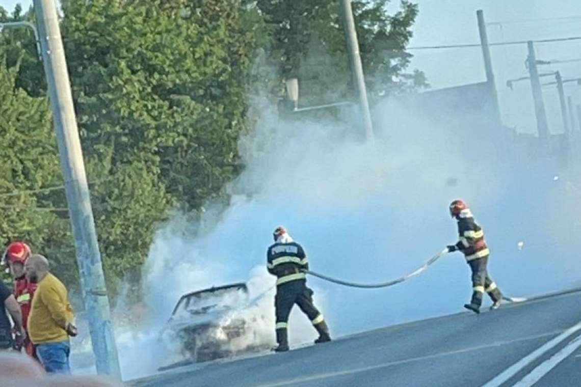 VIDEO| O mașină a luat foc și a ars ca o torță pe DN1, la Tătărani
