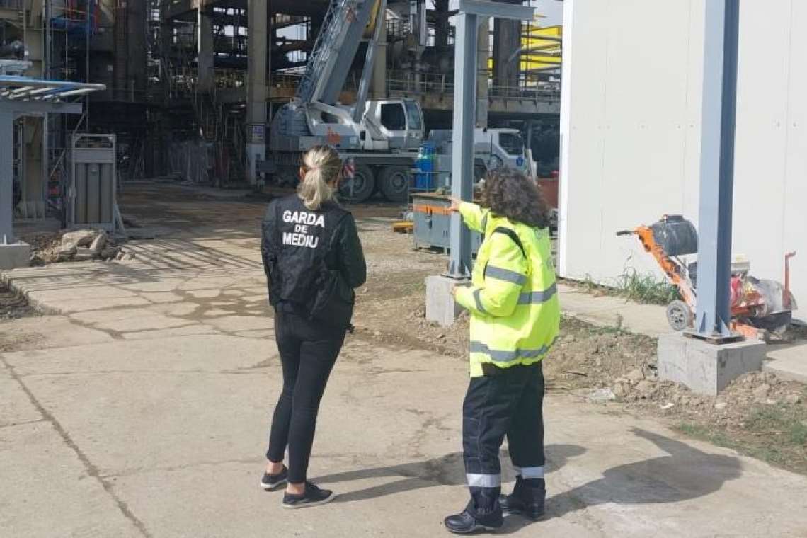 Garda de Mediu Prahova, reacție în urma incendiului de la Lukoil: Comisarii desfășoară acțiunea de control 