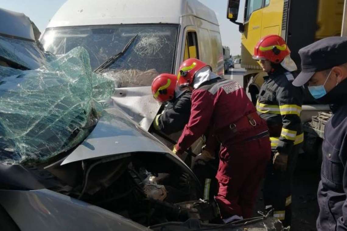 FOTO| Cinci persoane rănite într-un accident grav produs la Loloiasca