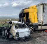 FOTO| Accident cumplit la Mizil. Un om a murit după ce maşina în care se afla a luat foc în urma impactului cu un TIR 