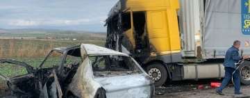 FOTO| Accident cumplit la Mizil. Un om a murit după ce maşina în care se afla a luat foc în urma impactului cu un TIR 