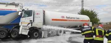 FOTO| Cisternă încărcată cu 16 tone GPL, implicată într-un accident la Crângul lui Bot