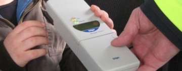 Doi șoferi, prinși de polițiști în timp ce conduceau sub influența băuturilor alcoolice și  a drogurilor