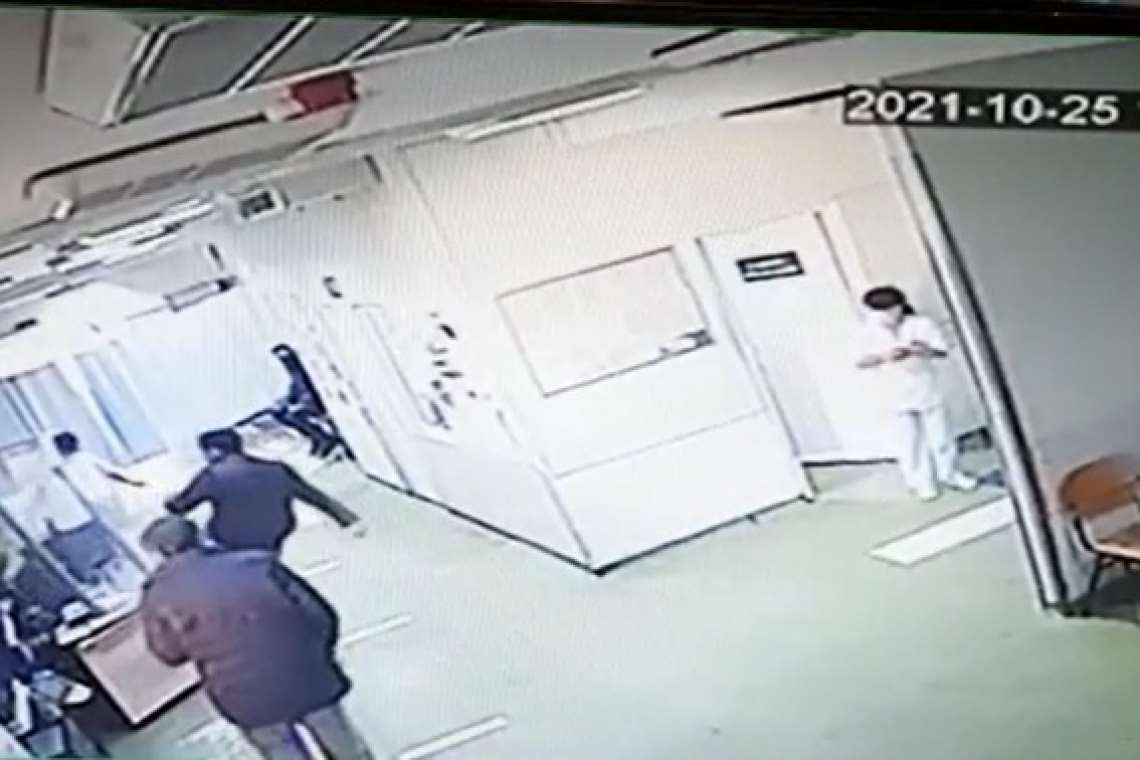 VIDEO Scandal la UPU Ploiești. Fratele unui pacient internat în ATI COVID  a spart ușa de acces 