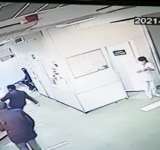VIDEO Scandal la UPU Ploiești. Fratele unui pacient internat în ATI COVID  a spart ușa de acces 