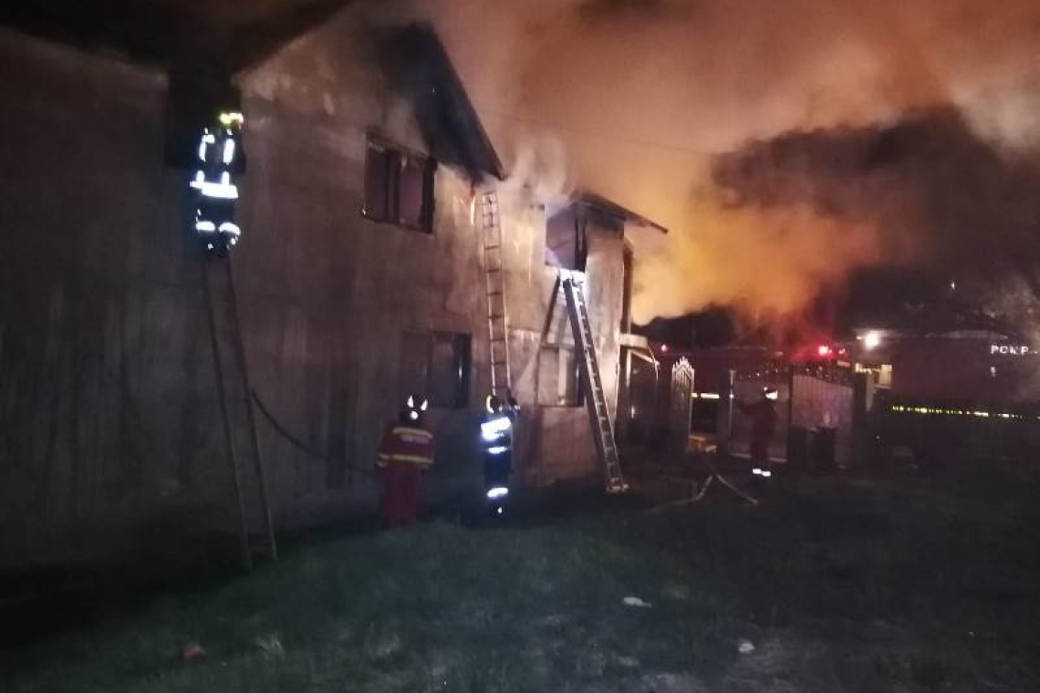 Casă mistuită de flăcări în Ploiești. Un bărbat, găsit mort de pompieri