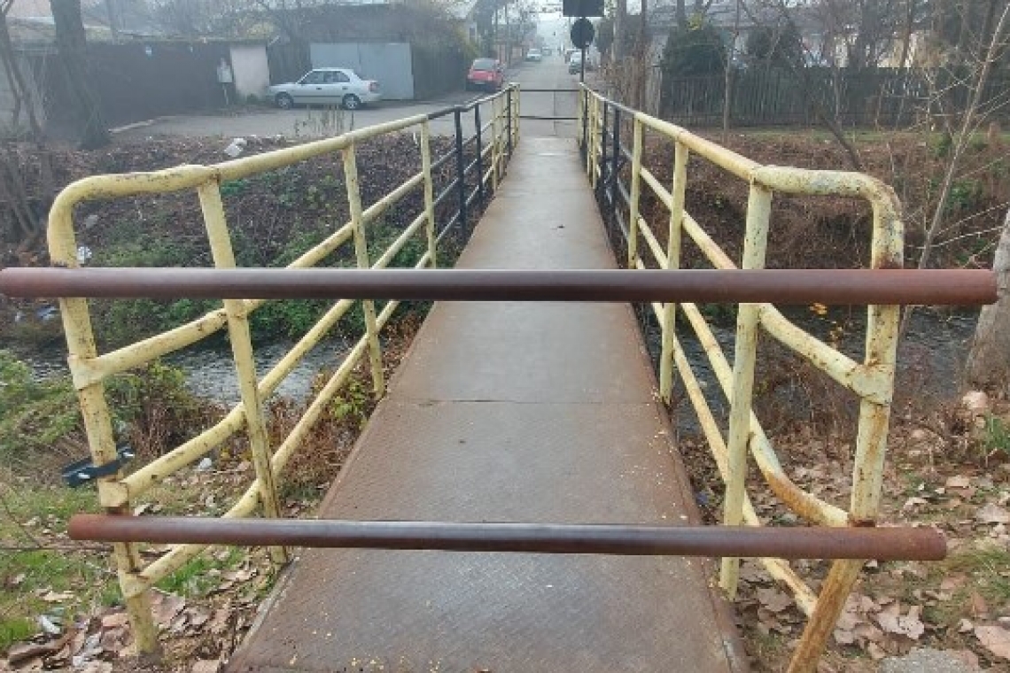 Primarul Volosevici a semnat contractele de lucrări pentru reconstruirea a două pasarele și a unui pod peste pârâul Dâmbu