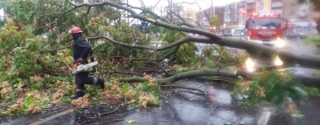  DN1 blocat la Sinaia!  Vremea rea face ravagii în Prahova 