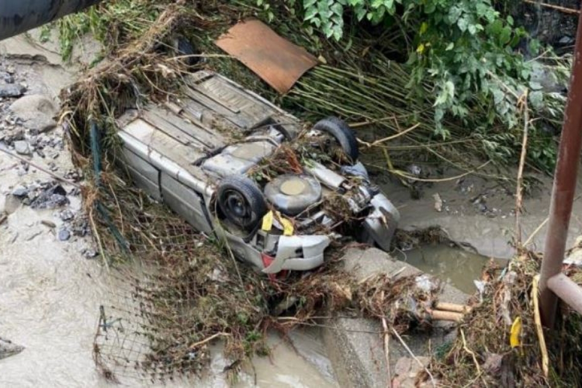 Bărbat luat de ape cu maşină cu tot, la Cheia! A fost salvat 