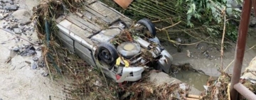 Bărbat luat de ape cu maşină cu tot, la Cheia! A fost salvat 