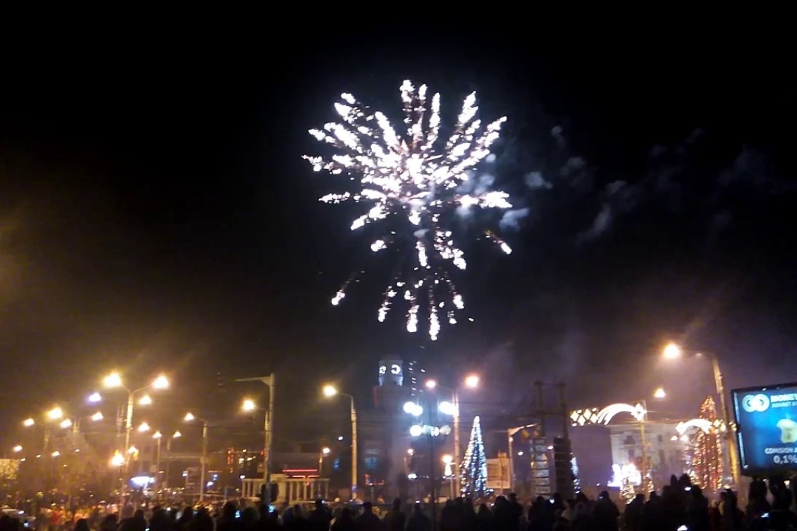 Focuri de artificii în centrul Ploiești, în seara de Revelion