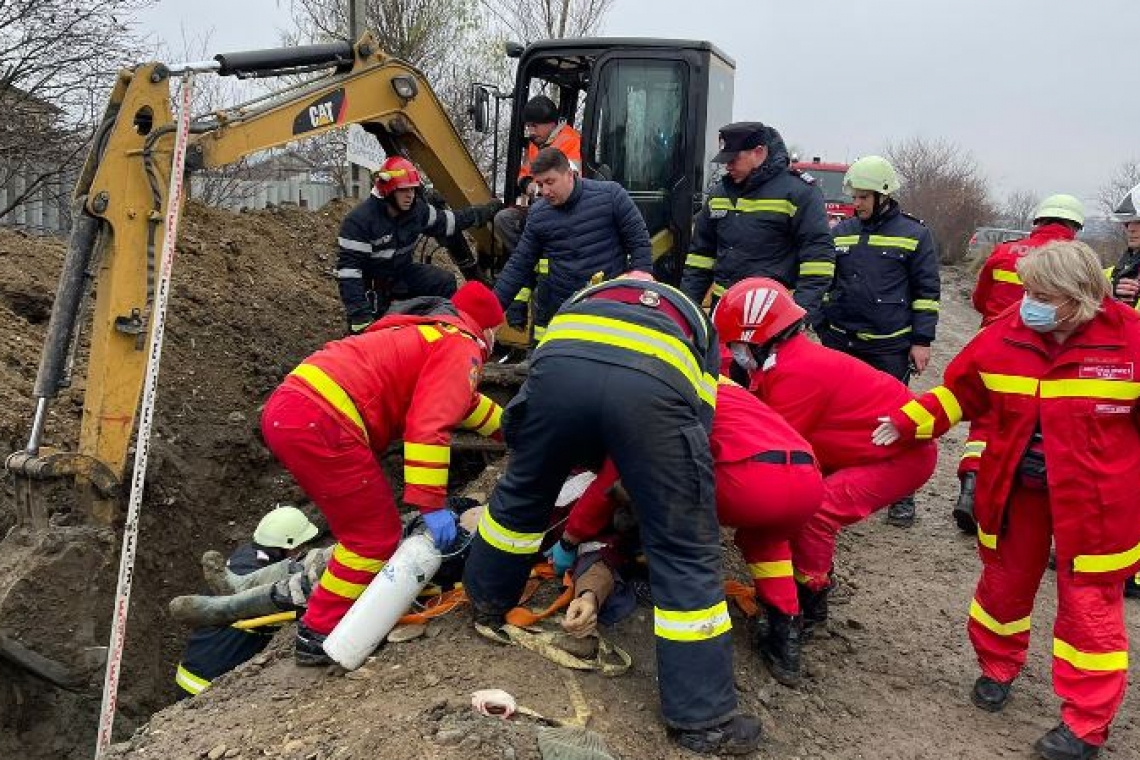Muncitor îngropat de viu. Lucra la canalizarea din Urlați
