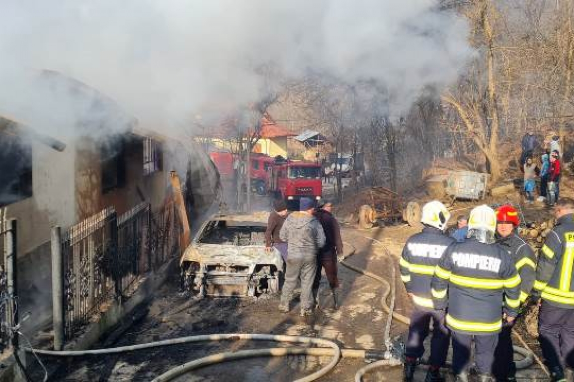 Gospodărie distrusă de flăcări în Prahova