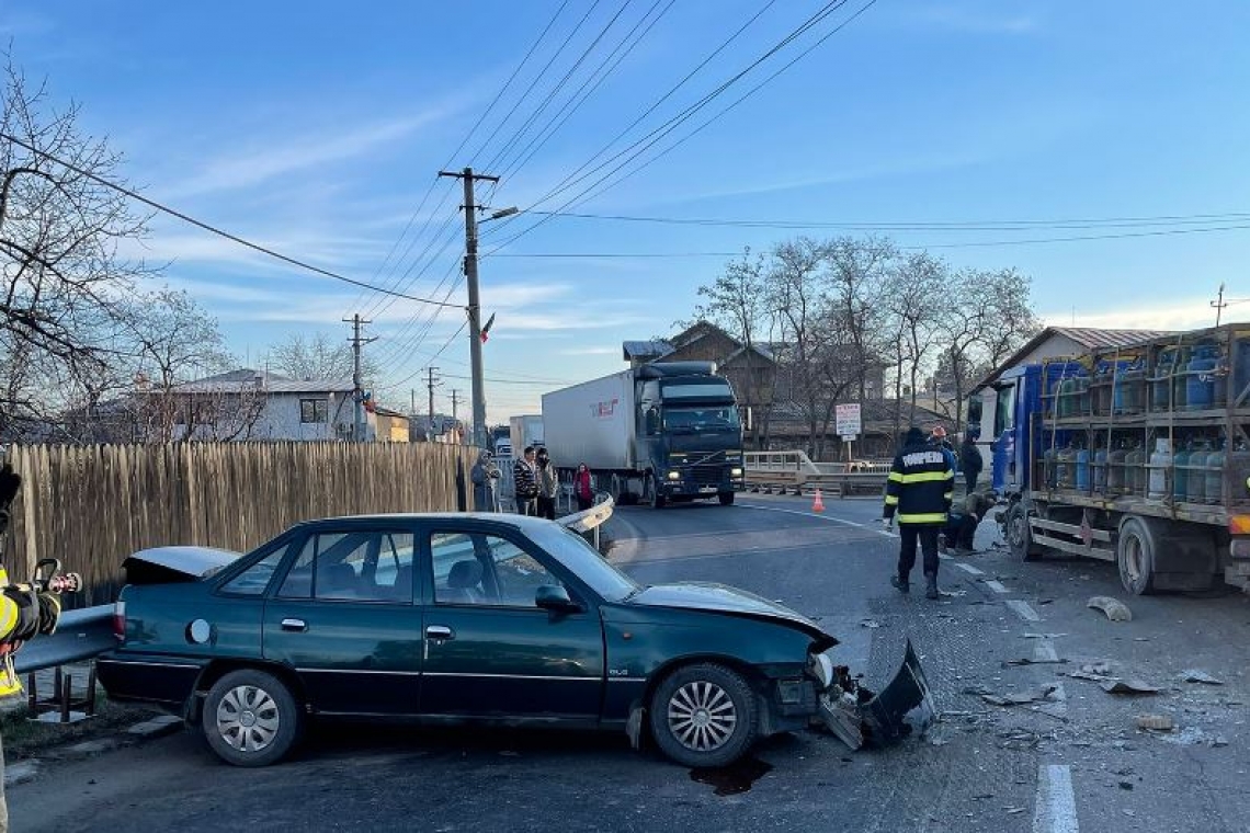 VIDEO Accident grav la Mizil între un camion încărcat cu butelii și un autoturism