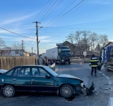 VIDEO Accident grav la Mizil între un camion încărcat cu butelii și un autoturism