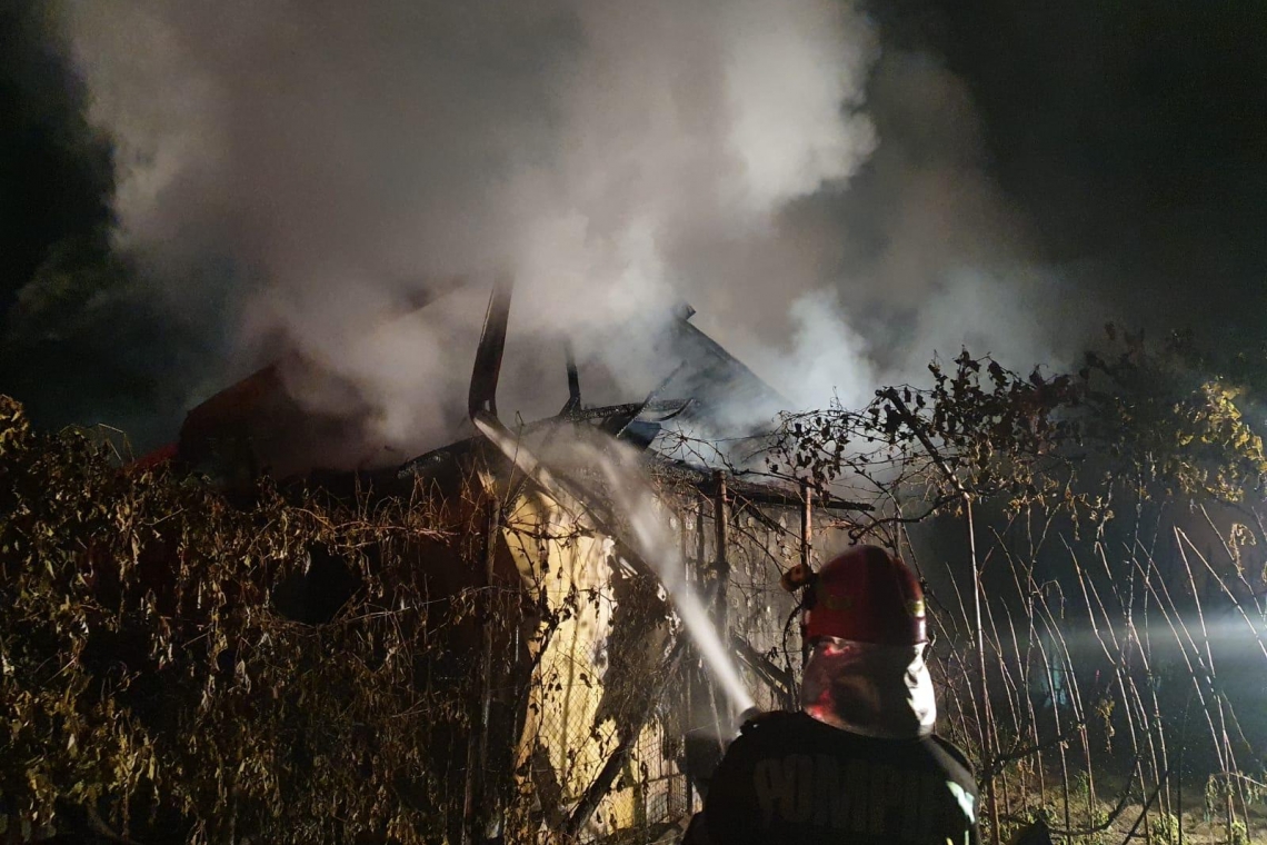 Acoperișul unui bloc din Gura Vadului, în flăcări