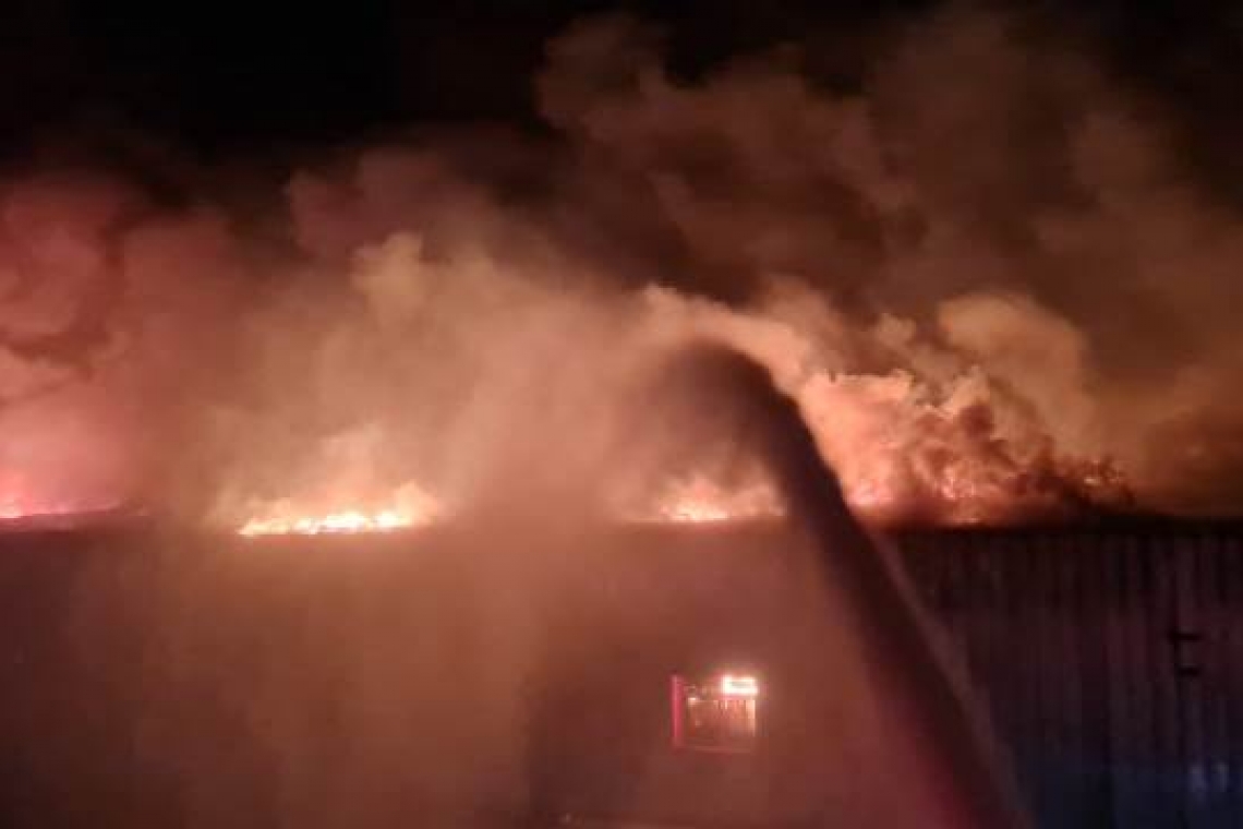 Arde fabrica de mezeluri Ana și Cornel! Doi pompieri, răniți