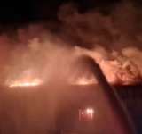 Arde fabrica de mezeluri Ana și Cornel! Doi pompieri, răniți