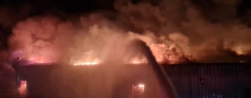 Arde fabrica de mezeluri Ana și Cornel! Doi pompieri, răniți