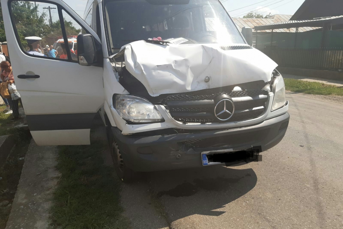 Microbuz plin cu navetiști, implicat într-un accident rutier