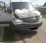 Microbuz plin cu navetiști, implicat într-un accident rutier