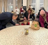 FOTO Emil Drăgănescu, subprefectul susținut de PSD Prahova:  Am finalizat primirea ,înregistrarea și cazarea a 80 de copii și femei ucraineni!