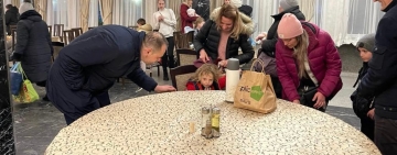 FOTO Emil Drăgănescu, subprefectul susținut de PSD Prahova:  Am finalizat primirea ,înregistrarea și cazarea a 80 de copii și femei ucraineni!