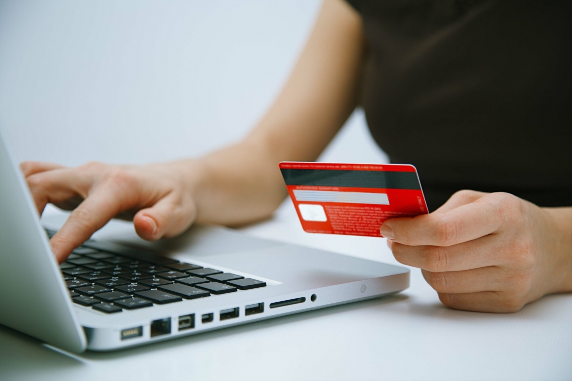 Ploieșteancă de 51 ani, cercetată penal fiindcă a plătit cumpărăturile cu un card găsit