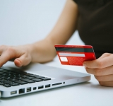 Ploieșteancă de 51 ani, cercetată penal fiindcă a plătit cumpărăturile cu un card găsit