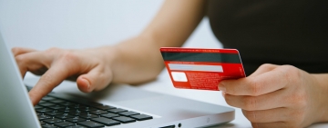 Ploieșteancă de 51 ani, cercetată penal fiindcă a plătit cumpărăturile cu un card găsit