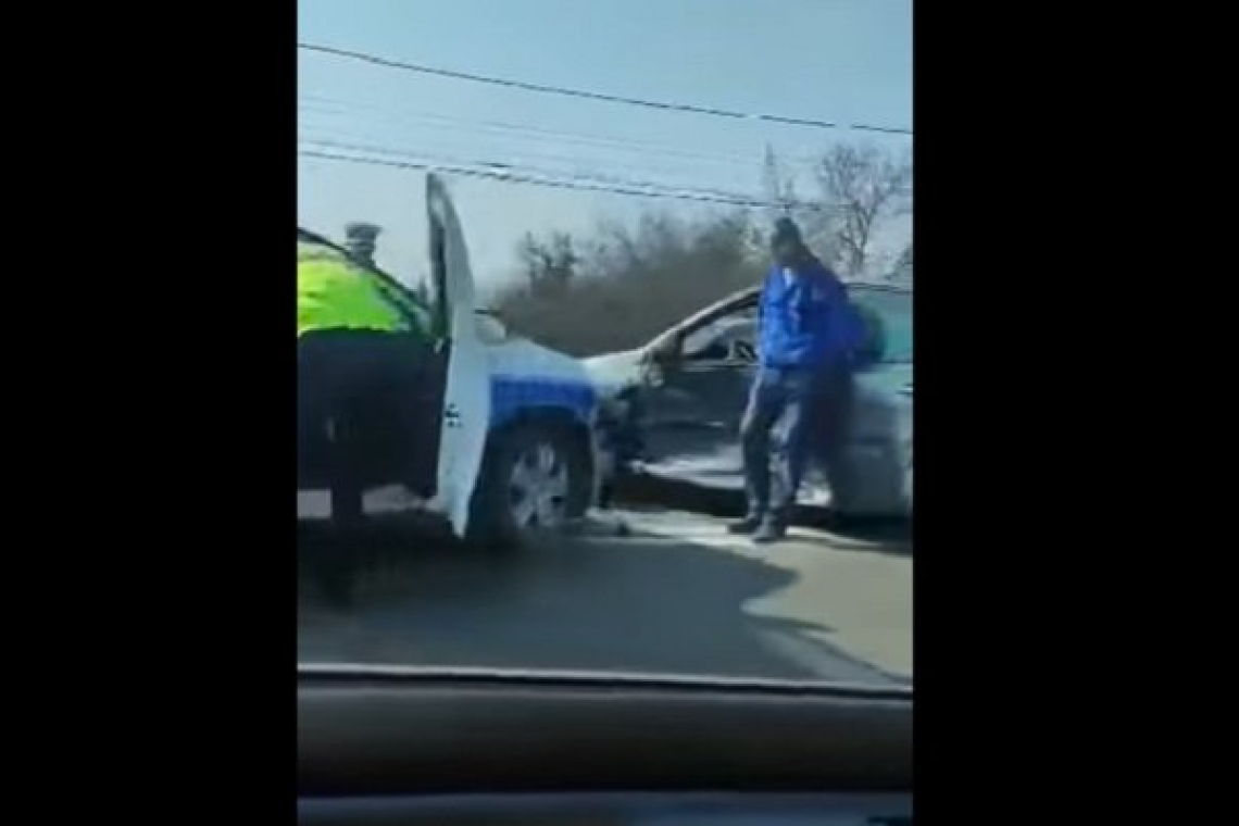 Mașină a Poliției, implicată într-un accident rutier la Valea Călugărească. Trafic restricționat