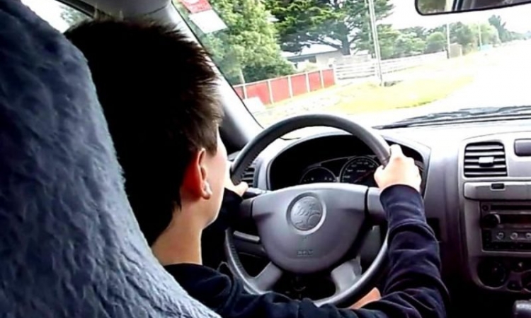 Un copil de 13 ani, prins la volan pe o stradă din Bereasca