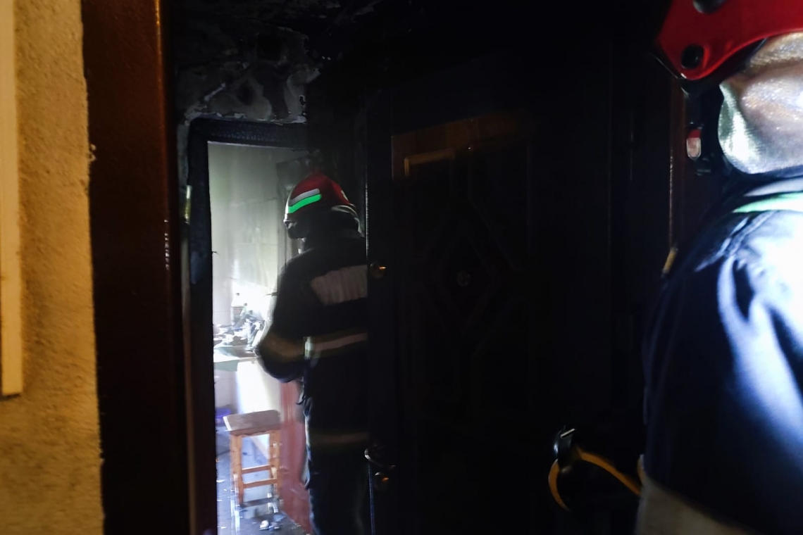 FOTO| Explozie într-un apartament din Ploiești din cauza unei baterii de scuter. Un bărbat a sărit pe geam
