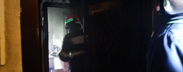 FOTO| Explozie într-un apartament din Ploiești din cauza unei baterii de scuter. Un bărbat a sărit pe geam