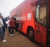Proiect TSD. Caravana Educației a ajuns în Boldești-Scăieni pentru a oferi meditații gratuite elevilor de clasa VIII