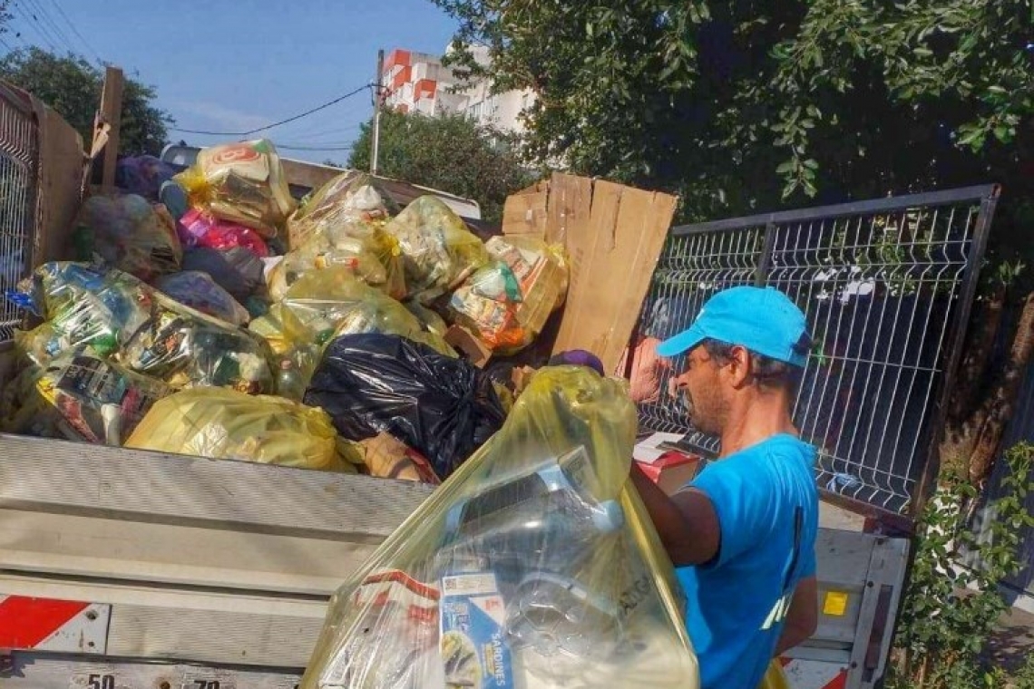 Prahovenii încep să colecteze deșeurile selectiv