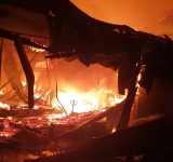 FOTO Fabrică de mobilă din Prahova distrusă de flăcări