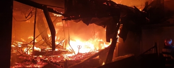 FOTO Fabrică de mobilă din Prahova distrusă de flăcări