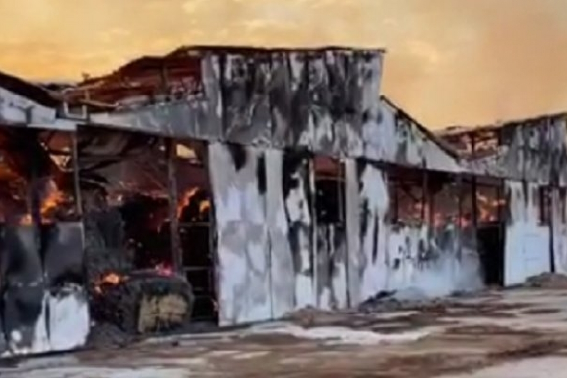 VIDEO Incendiu puternic la un depozit de furaje din Prahova