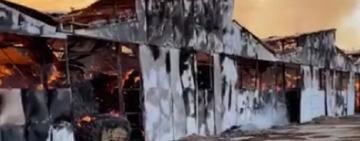 VIDEO Incendiu puternic la un depozit de furaje din Prahova