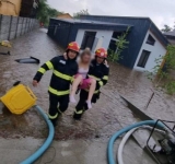 Ravagii în Prahova în urma ploii. Doi prahoveni, salvați de pompieri