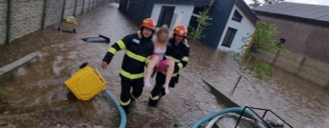 Ravagii în Prahova în urma ploii. Doi prahoveni, salvați de pompieri