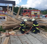 FOTO&VIDEO|  O schelă s-a prăbușit peste mai mulți muncitori la Măneciu