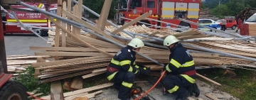 FOTO&VIDEO|  O schelă s-a prăbușit peste mai mulți muncitori la Măneciu