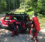 Tânără găsită moartă într-o prăpastie din Sinaia . Prietenul victimei a anunțat Poliția că fata s-ar fi aruncat de pe un pod